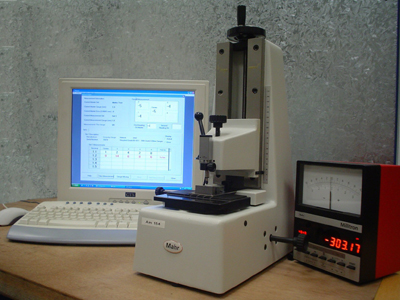 Illustration of Slip gauge comparator and PC using Slipsure gauge block measurement and certification software